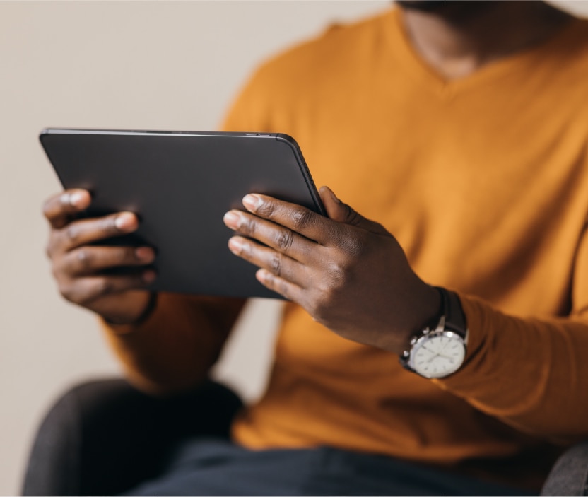 Eine Person beliest sich auf dem Tablet zu Datenbrokern.
