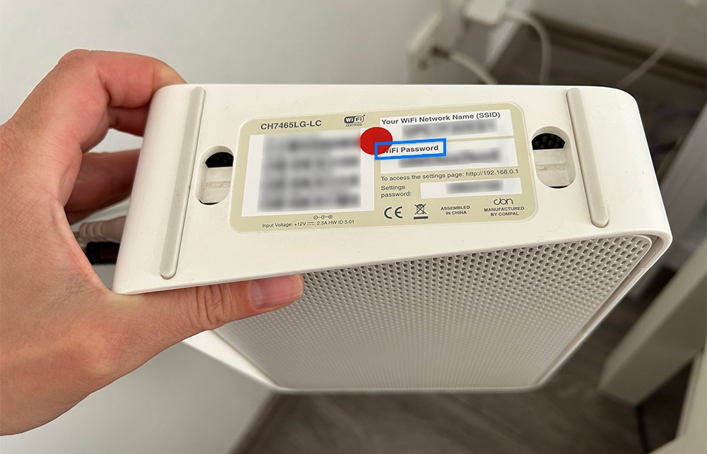 Unterseite eines Routers mit dem WLAN-Passwort (Netzwerksicherheitsschlüssel)