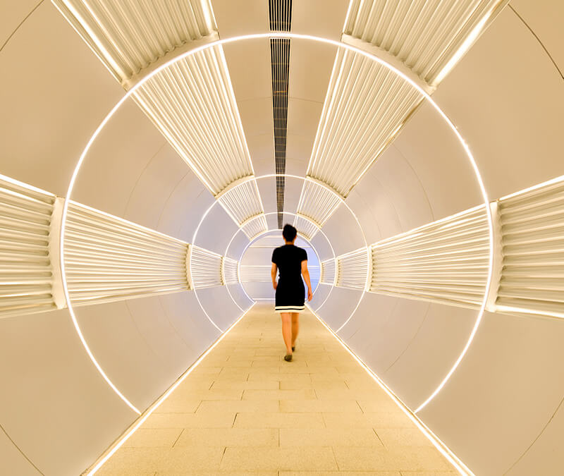 Eine Frau beim Durchschreiten eines Tunnels, um Split Tunneling darzustellen.