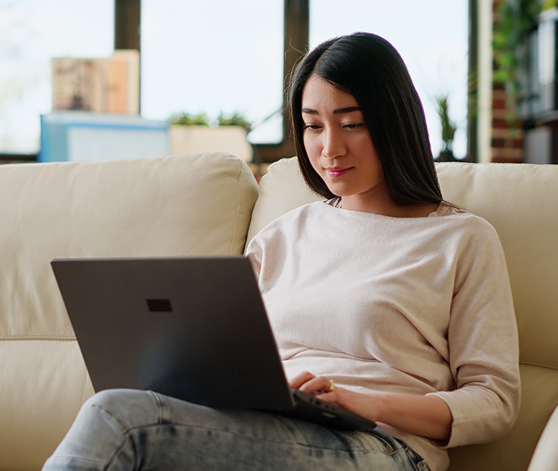 Abbildung: Frau beim Entfernen von Bloatware von ihrem Computer.