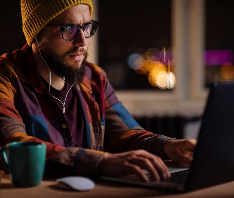 Eine Person, die auf ihrem Computer auf das Deep Web zugreift.